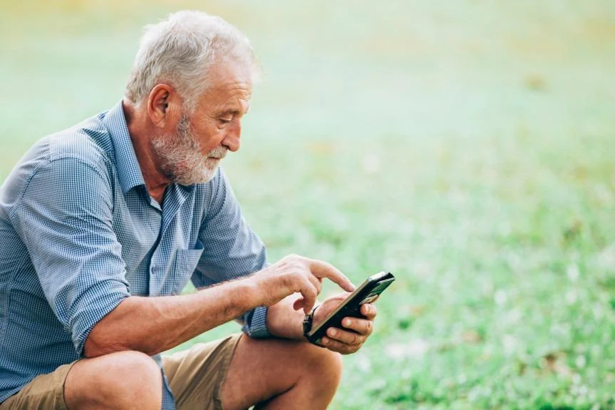 Uso da internet entre idosos mais que dobra em sete anos e atinge 66%